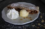 "Wiener" Apfelstrudel mit Vanilleeis und Sahne